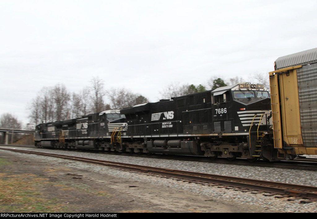 NS 7686 is the last of 3 locos on train 212